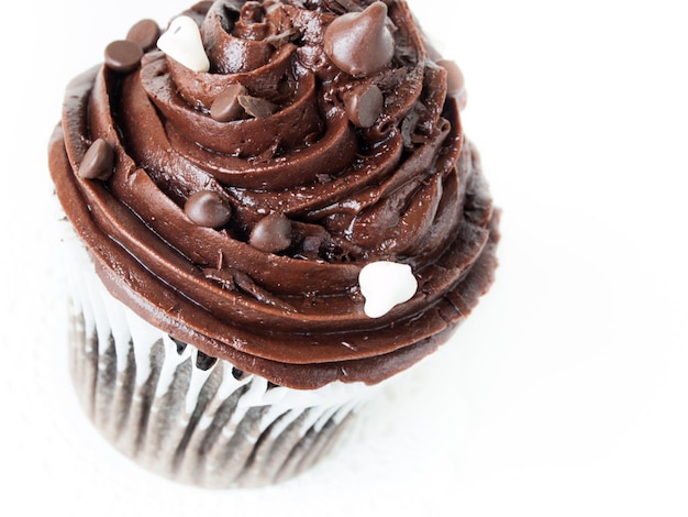 Cupcakes au chocolat quadruple gastronomique sur fond blanc.