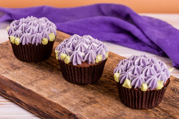 Cupcakes au chocolat sur une table en bois avec du caramel salé à l'intérieur. Dessert.