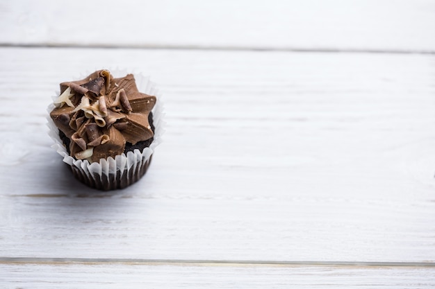 Cupcakes au chocolat sur une table