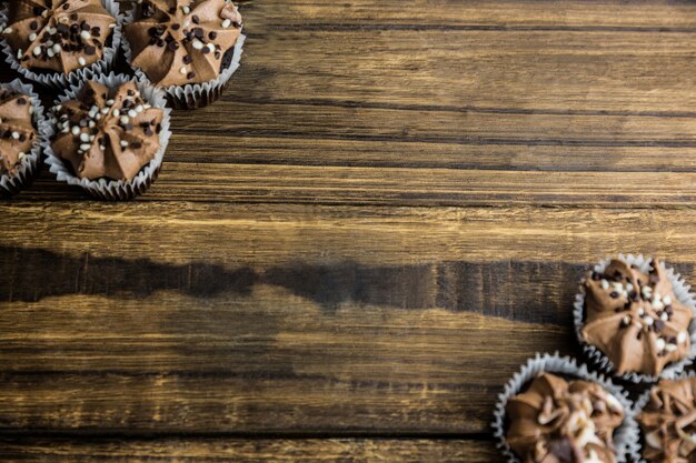 Cupcakes au chocolat sur une table