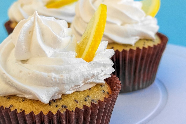 Cupcakes au citron sur fond bleu