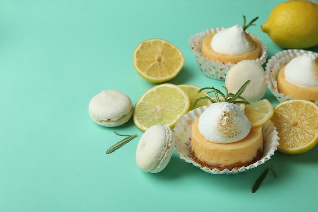 Cupcakes au citron, macarons et ingrédients sur fond de menthe