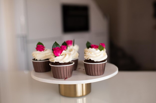 Cupcakes au fromage à la crème décorés de fleurs roses