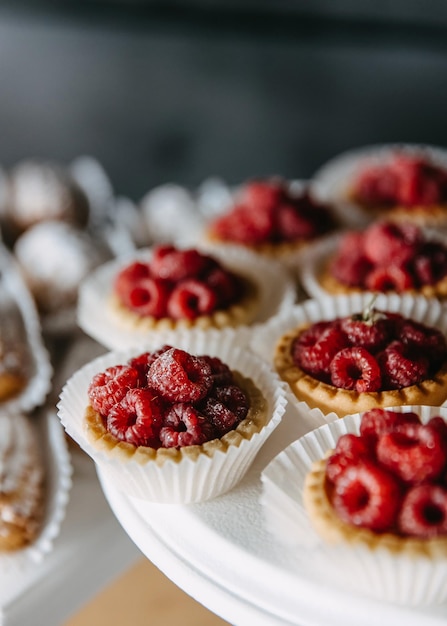 Cupcakes aux framboises sur un gros plan de candy bar