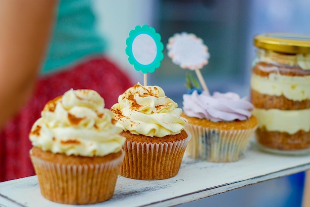 Cupcakes avec une belle crème et des baies exposées