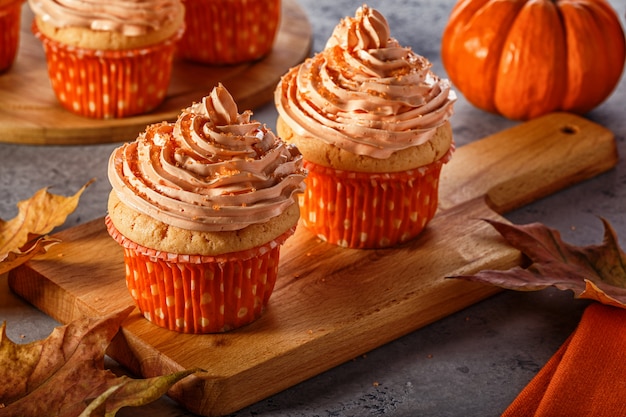 Cupcakes à la citrouille avec des paillettes de sucre scintillant.