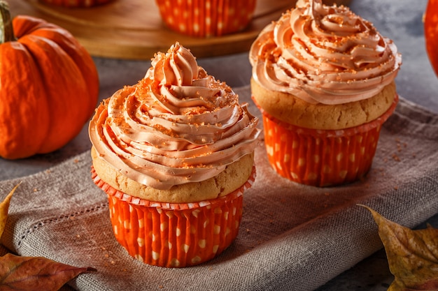 Cupcakes à la citrouille avec des paillettes de sucre