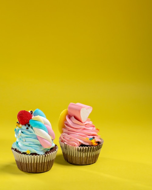 Cupcakes colorés avec des guimauves sur le dessus