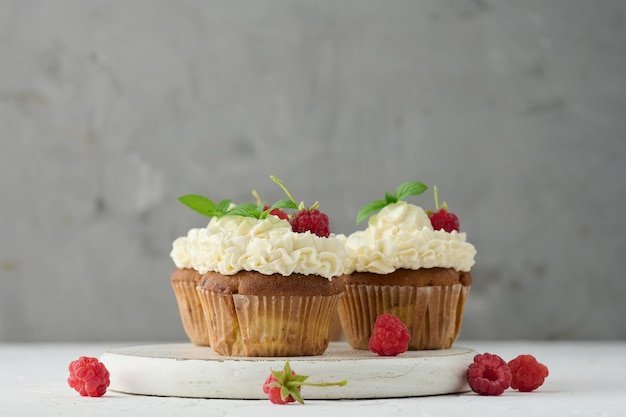 Cupcakes cuits au four avec crème au beurre blanc sur la table délicieux dessert