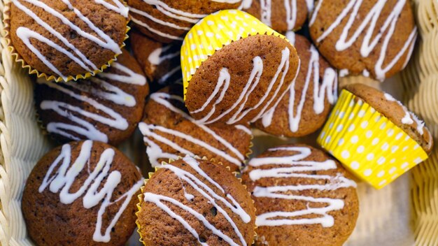 Cupcakes dans le gros plan du panier. Contexte