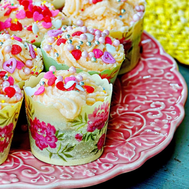 Photo des cupcakes décorés sur une assiette rose