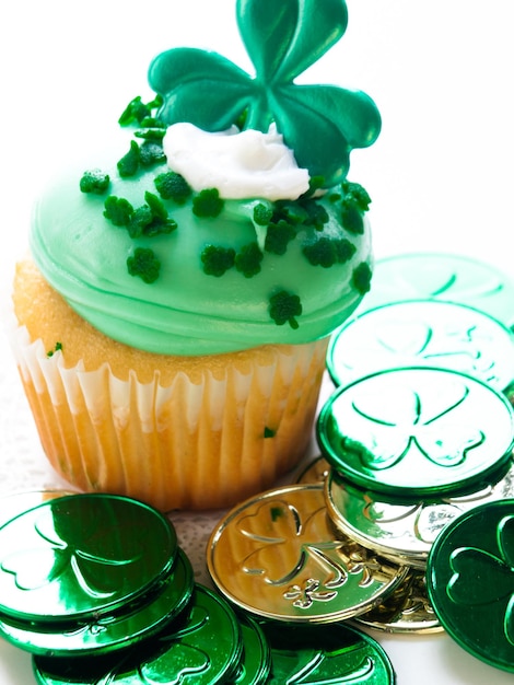 Cupcakes décorés dans un cadre festif de la Saint-Patrick avec des trèfles.