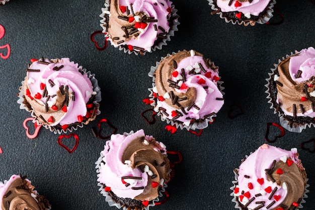 Des cupcakes décorés en forme de cœur