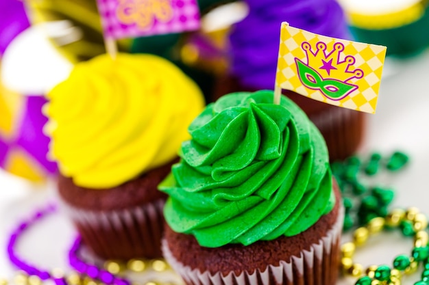 Cupcakes décorés de glaçage de couleur vive pour la fête du Mardi Gras.