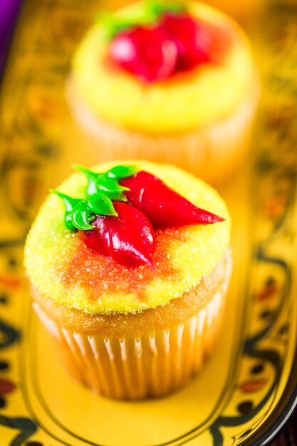 Cupcakes décorés de piments rouges pour Cinco de Mayo.