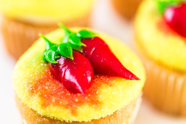 Cupcakes décorés de piments rouges pour Cinco de Mayo.