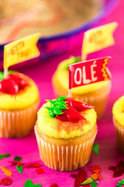 Cupcakes décorés de piments rouges pour Cinco de Mayo.