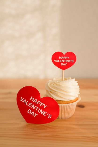 Cupcakes décorés d'un topper Happy Valentine's Day