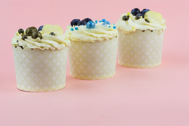 Cupcakes festifs avec baies et décor