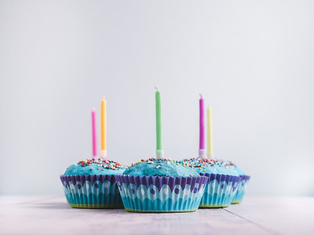 Cupcakes de fête avec des bougies