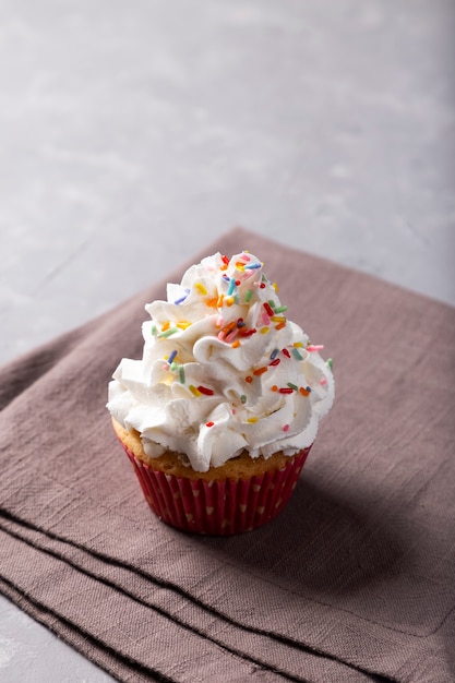 Cupcakes de fête savoureux sur la table Cupcakes à la crème fouettée