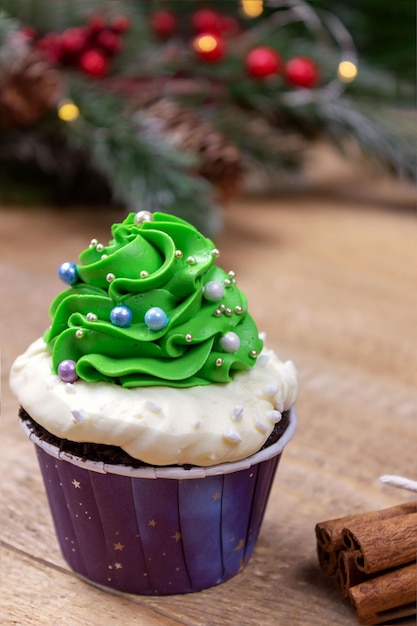 Photo cupcakes en forme d'arbre de noël décorations de noël lieu de mise au point sélective pour le texte