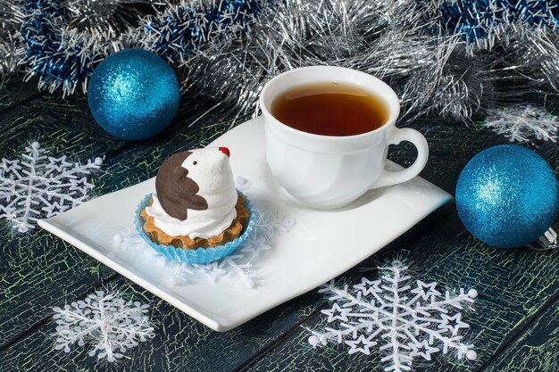 Cupcakes en forme de pingouins rigolos de meringue au chocolat pour la fête de Noël