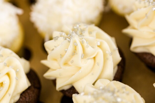 Cupcakes frais avec glaçage blanc dans la boîte.