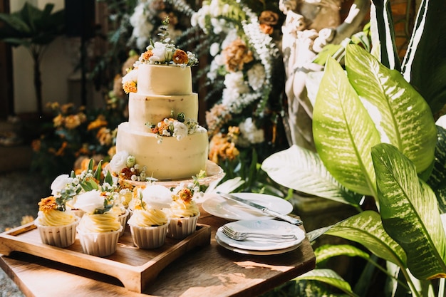 Cupcakes gastronomiques avec glaçage au beurre blanc et arrose sur fond de bois