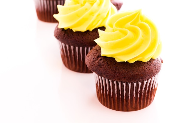 Cupcakes gastronomiques avec glaçage jaune préparés pour Pâques.