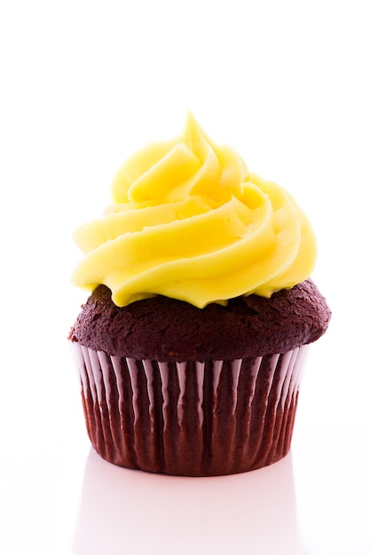 Cupcakes gastronomiques avec glaçage jaune préparés pour Pâques.