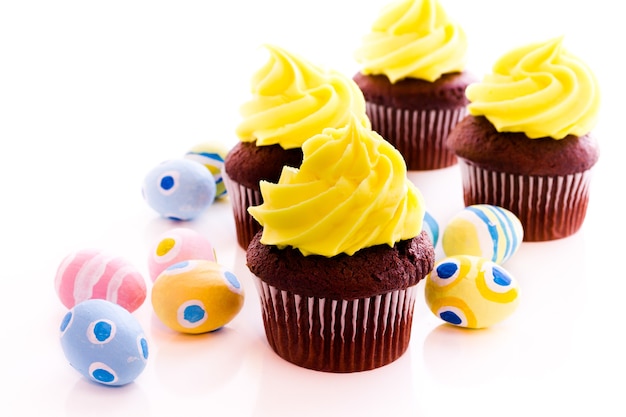 Cupcakes gastronomiques avec glaçage jaune préparés pour Pâques.