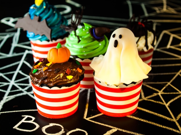 Cupcakes gastronomiques Halloween avec fond noir de décor de vacances.