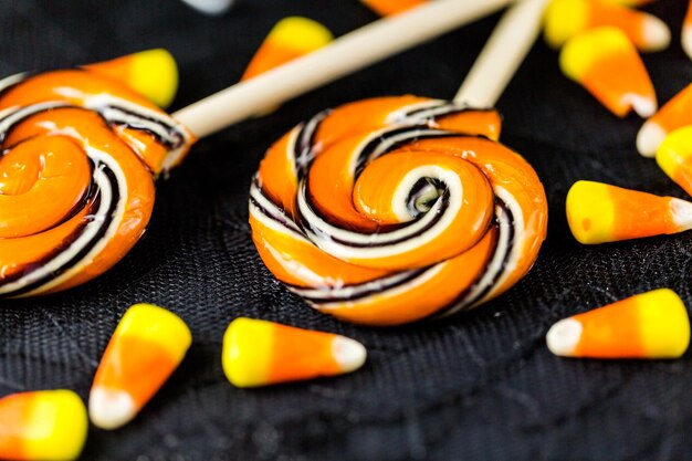 Cupcakes d'Halloween au chocolat avec glaçage au beurre blanc et copeaux de chocolat sur le dessus.