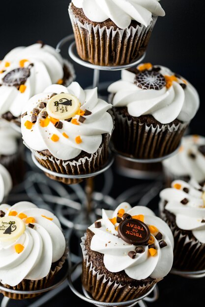 Cupcakes d'Halloween au chocolat avec glaçage au beurre blanc et copeaux de chocolat sur le dessus.