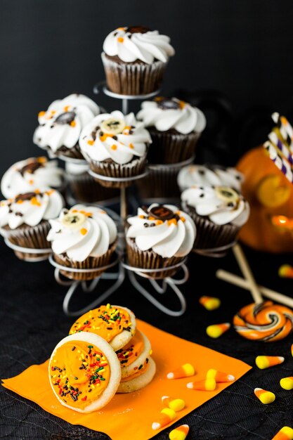 Cupcakes d'Halloween au chocolat avec glaçage au beurre blanc et copeaux de chocolat sur le dessus.