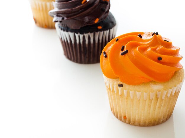 Cupcakes Halloween orange et noir sur fond blanc.