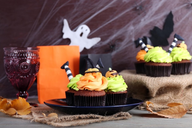 Cupcakes d'Halloween sur plaque sur la table