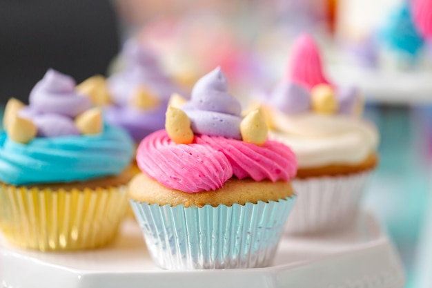 Cupcakes de licorne multicolores à la fête d'anniversaire d'une petite fille.