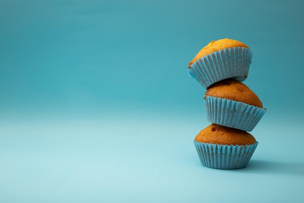 Cupcakes lumineux dans un emballage bleu sur fond bleu