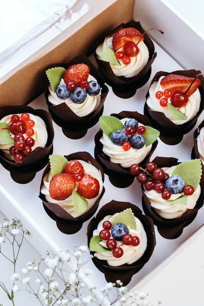 Cupcakes lumineux avec des fraises et des bleuets.