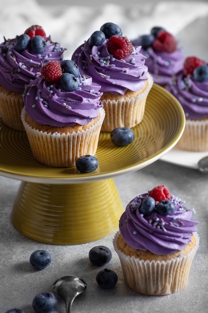 Cupcakes lumineux sur la table de fête