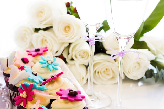 Photo cupcakes miniatures décorés de fleurs aux couleurs vives pour la fête de mariage.