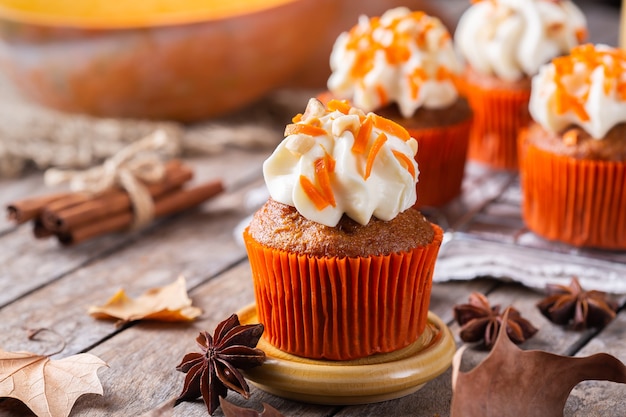 Cupcakes ou muffins à la citrouille d'automne faits maison avec des noix et des épices