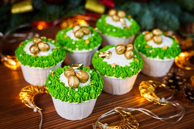 Cupcakes de Noël aux noisettes sur fond de guirlandes lumineuses