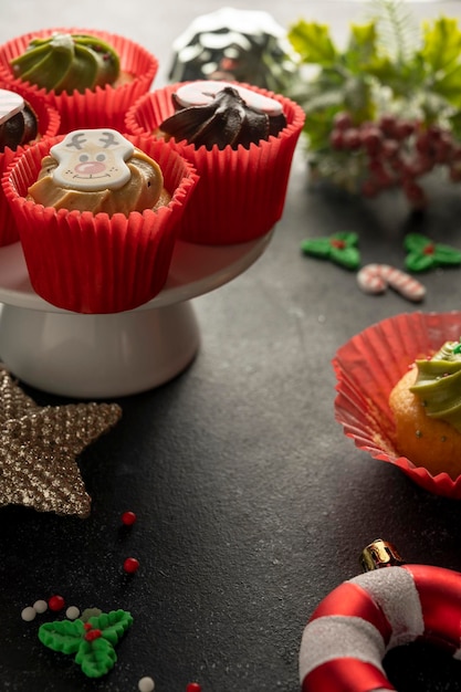 Cupcakes de Noël mode de vie de mauvaise humeur arrière-plan saisonnier modèle d'espace de copie de cuisson à la maison