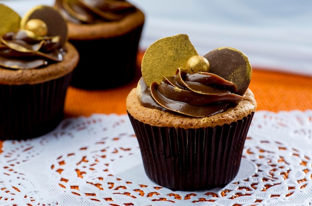 Cupcakes noirs avec dulce de leche et détails dorés.