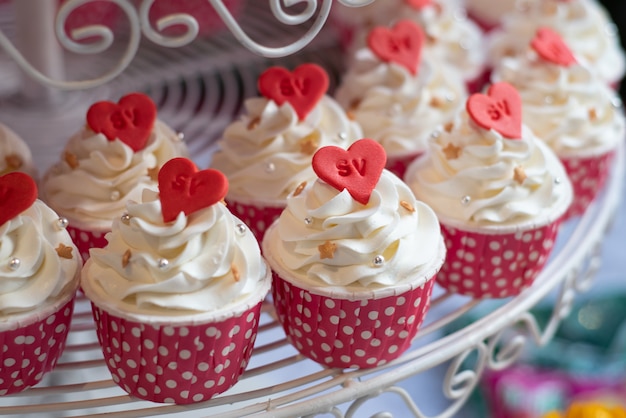 Cupcakes placés sur la ligne de buffet