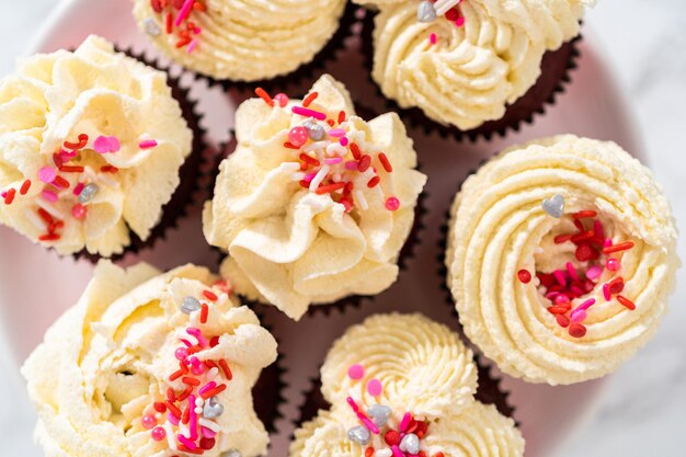 Cupcakes Red Velvet avec glaçage à la ganache au chocolat blanc