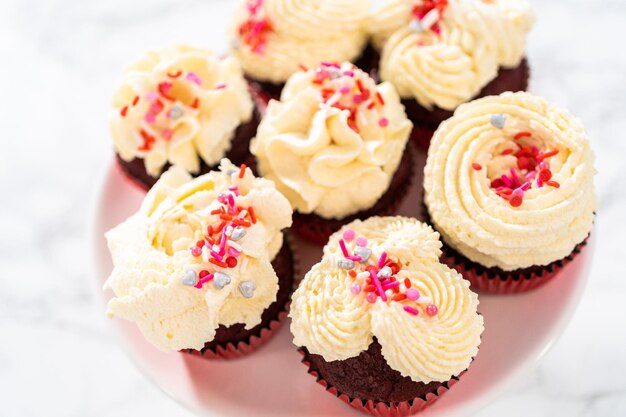 Cupcakes Red Velvet avec glaçage à la ganache au chocolat blanc